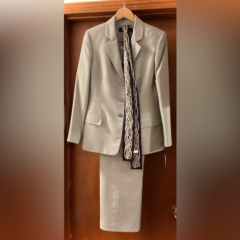 Kasper Women’s 2 Piece Pant Suit, NWT, Size 10, Steel gray